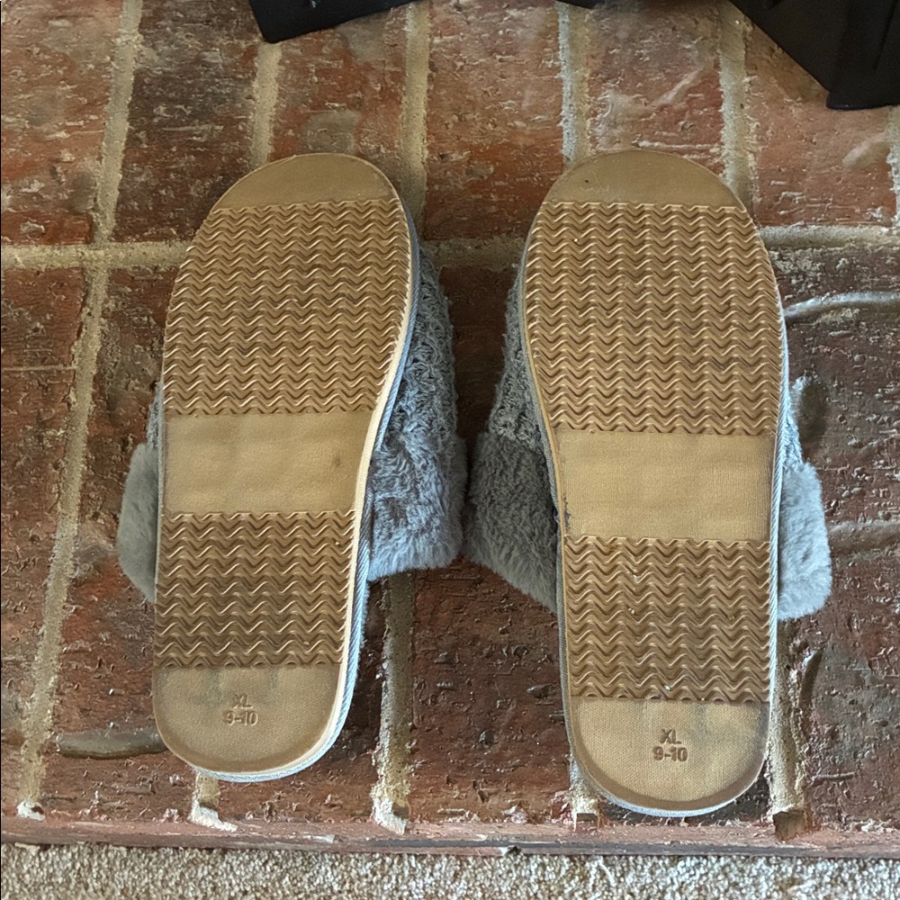 Kohl's Soft Gray Slippers - Picture 6 of 7